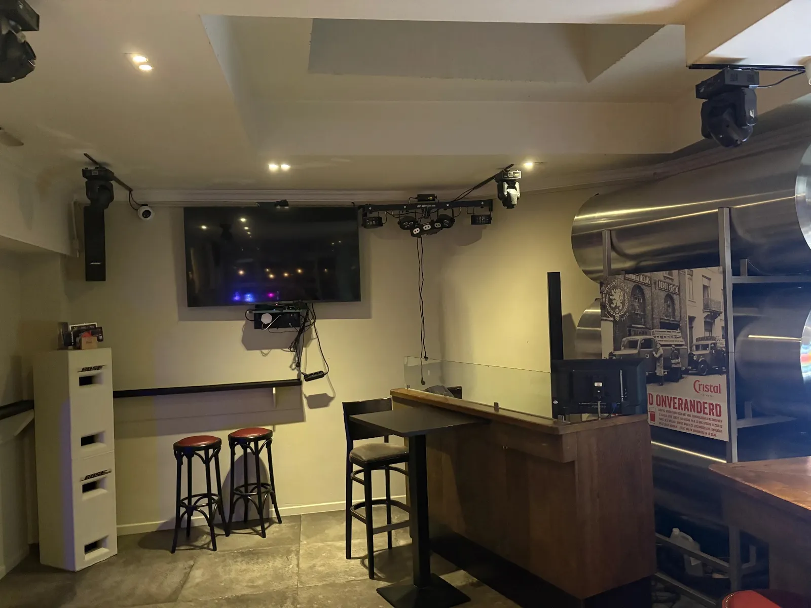 De DJ-hoek van ’t Stadhuis met lichtinstallatie